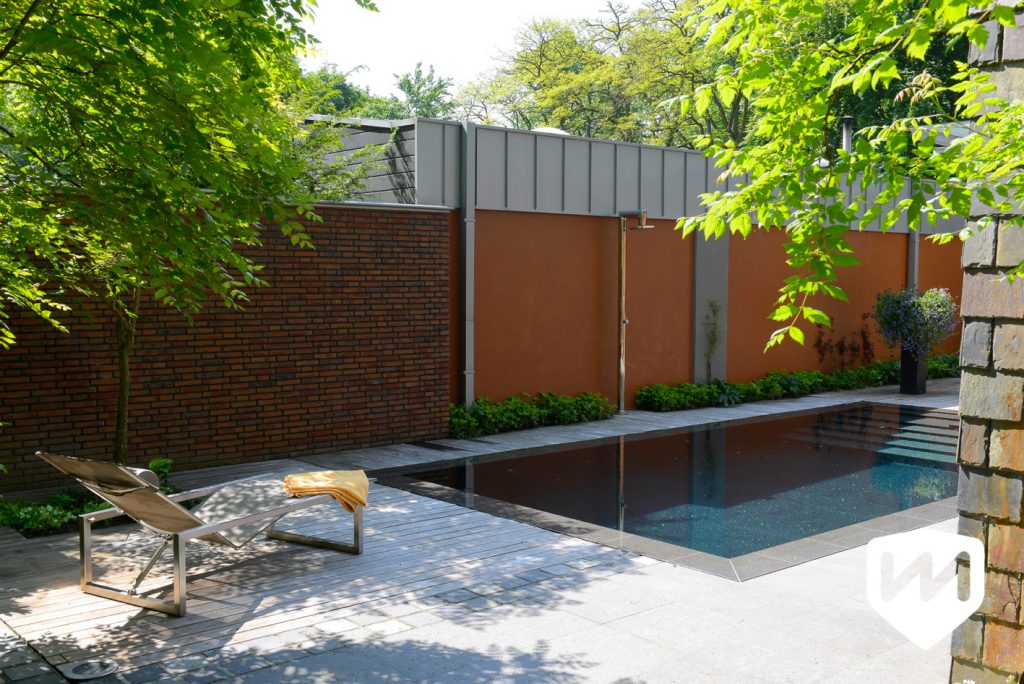 Moderne bostuin met luxe infinity overloop zwembad. Tuinarchitect door Van Mierlo Tuinen.